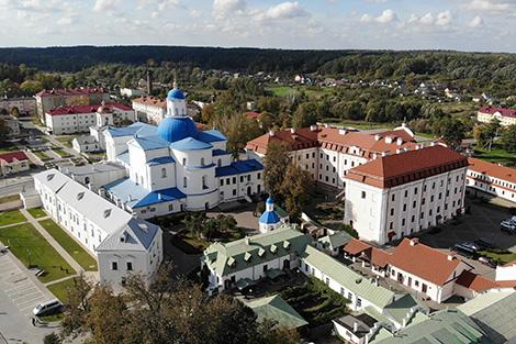 Памятный камень на месте строительства новой колокольни заложили в Жировичском монастыре