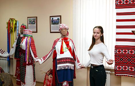 Вышивка, народные костюмы, изготовление свистулек: выставки полоцких и городокских мастеров откроются в Витебске