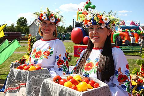 Битва томатами и конкурс на самый большой плод: в Ивье отметят праздник помидора