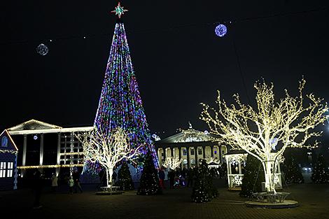 В Минске зажгли новогодние огни на главной елке страны
