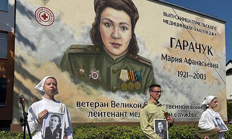 Исторический мурал в память о легендарном военном фельдшере Марии Гарачук открыли в Гомеле