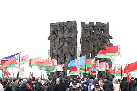 Камень и цветы. У монумента 