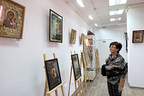 Керамика, вытинанка. Посвященная украшениям икон областная выставка-конкурс открылась в Витебске