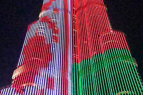 Самое высокое здание в мире окрасилось в цвета белорусского флага в честь Дня Независимости