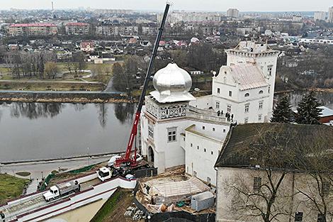 Новый купол установили на башню Старого замка в Гродно