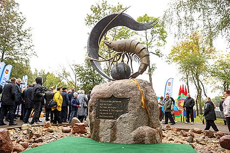 Памятник креветке украсил Белоозерск - столицу 