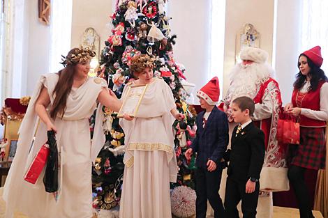 В Большом театре наградили победителей конкурса новогодней игрушки