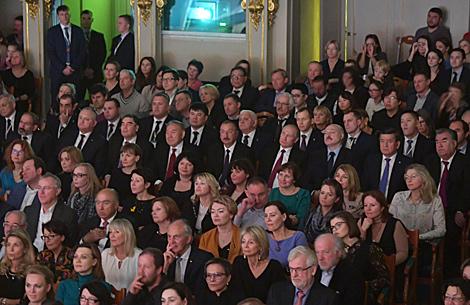 Лукашенко вместе с главами государств СНГ посетил спектакль 