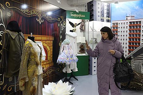 Те самые шапочка Буратино и костюм Пьеро. Выставку о шедеврах белорусского кино показали в минском ТЦ