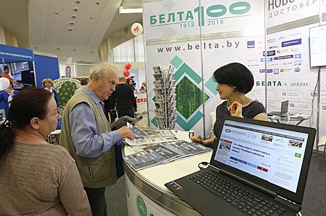 Редкие военные фото и спортивные рекорды - стенд БЕЛТА на выставке СМИ