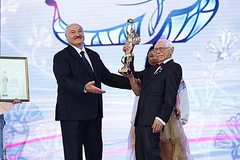 Лукашенко вручил двум композиторам спецнаграды 