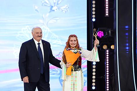 Гран-при детского музыкального конкурса получила белоруска Елизавета Цуприк. Награду вручил Лукашенко