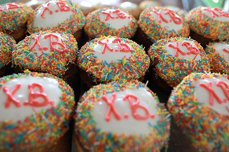 Учащиеся гомельского колледжа кулинарии испекли пасхальные куличи для медработников