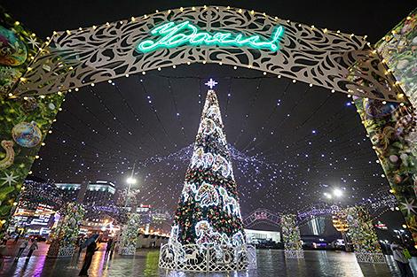 Хай-тек, народные мотивы и атмосфера сказки. Как украшены в этом году елки в Минске