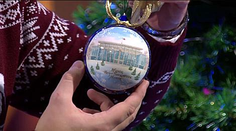 Лукашенко на Новый год подарил лидерам СНГ елочные шары, а Путину еще и сало с картошкой