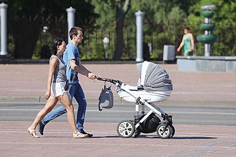 В Беларуси примерно 60% семей с детьми воспитывают только одного ребенка - Минтруда