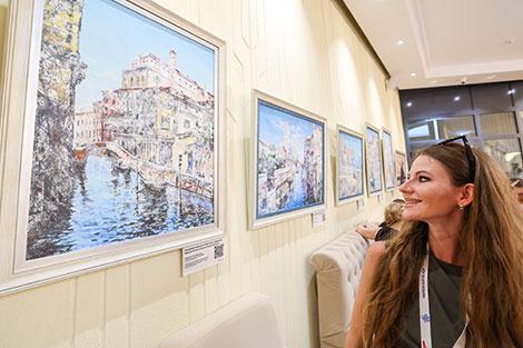 Выставка работ Никаса Сафронова открылась в фестивальном Витебске