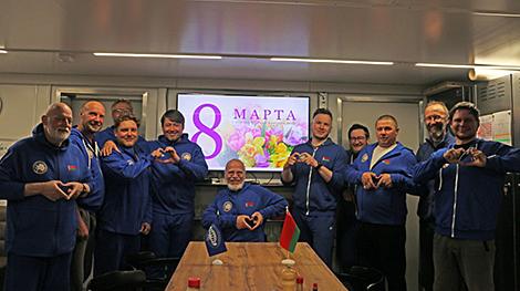 Белорусские полярники поздравили женщин с 8 Марта