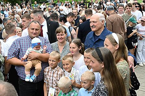 Одиннадцать детей и двадцать гектаров земли. Многодетный отец из Вилейского района обратился к Лукашенко