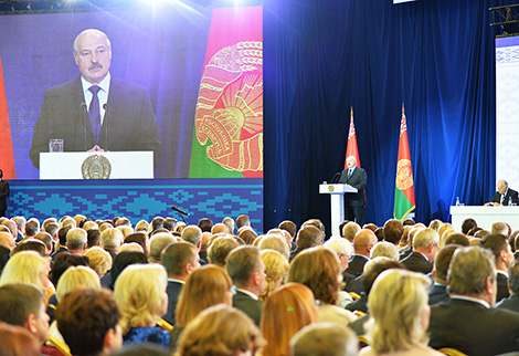Лукашенко: Неприемлем подход, когда учат пользоваться лишь готовым набором знаний