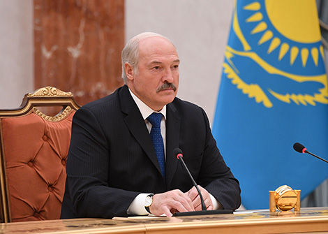 Лукашенко видит возможность повышения эффективности сотрудничества с Казахстаном в промкооперации