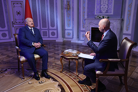 Есть ли демократия у них и достаточно ли ее у нас? Лукашенко сравнил ситуацию на Западе и в Беларуси