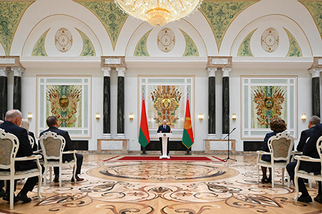 Лукашенко: белорусы сегодня - единая нация и сами принимают решения о будущем страны