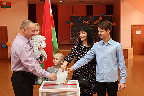 Лукашенко: белорусы выбрали эволюционное преобразование политической системы