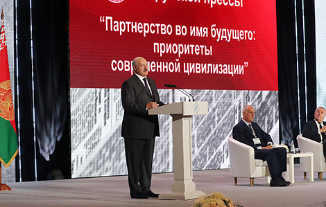 Лукашенко: Интернет-пространство и соцсети должны строиться по законам моральности и духовности