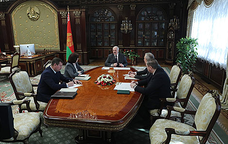 Лукашенко: у нас нет никакой самоизоляции, это фактически амбулаторное лечение