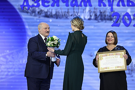 Лукашенко: прочные духовные опоры помогли белорусам сохранить родной язык, культуру и традиции