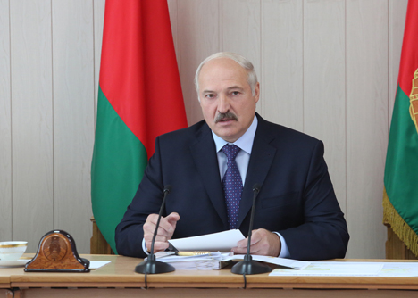 Лукашенко: Никаких указов, чтобы работать нормально, не надо