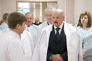 Лукашенко: В Беларуси за последнюю пятилетку огромные средства вложены в здравоохранение