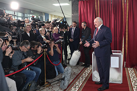 Лукашенко о намерении баллотироваться: я за это кресло не держусь, но свою кандидатуру предложу