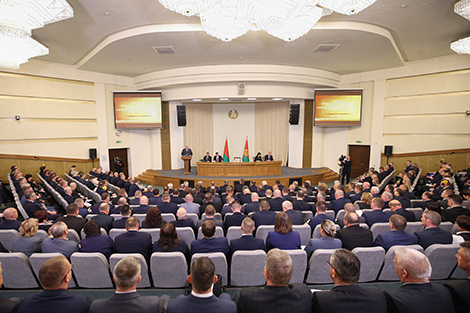 Лукашенко: моя цель, как и раньше, - сохранить деревню. Не будет деревни - не будет государства Лукашенко: моя цель, как и раньше, - сохранить деревню. Не будет деревни - не будет государства