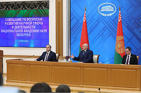 Лукашенко - ученым: давайте без амбиций и понтов начинать работать, без науки не может быть страны