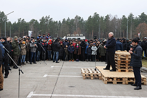 Лукашенко отвергает заявления, что Беларуси выгоден кризис с беженцами
