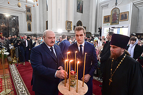 Лукашенко в праздник Пасхи зажег свечу в Спасо-Преображенском храме