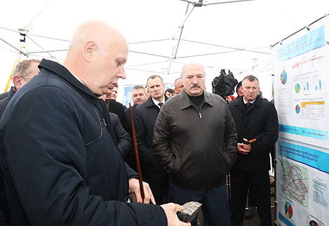 Лукашенко поручил поднять качество местных дорог до уровня республиканских