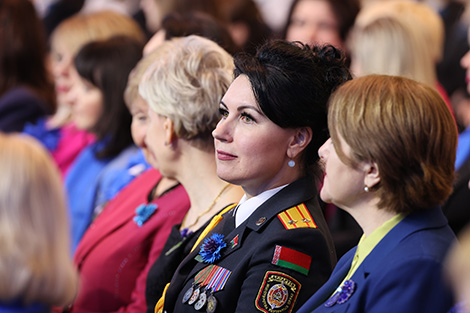 Лукашенко объяснил, почему в белорусском обществе особое отношение к женщинам