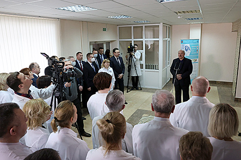 Лукашенко поблагодарил врачей за их работу в непростые времена