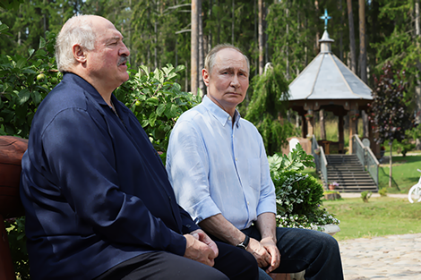 Путин поблагодарил Лукашенко за помощь России в переговорном процессе с Украиной