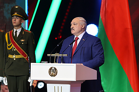 Лукашенко: народ Беларуси живет на непокоренной земле