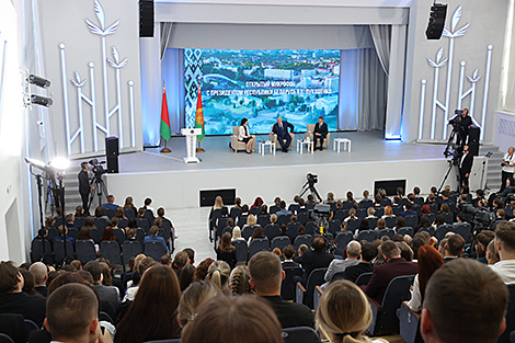 Лукашенко: лучше жить беднее, чем воевать