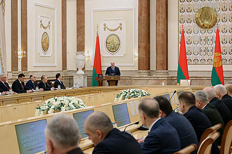 Лукашенко: мы всегда советовались с людьми, и народ сделал выбор в пользу сильной власти
