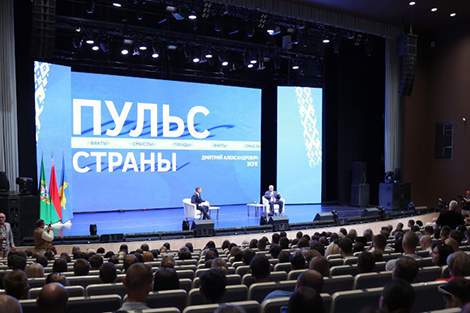 Сериалы о белорусах, репортеры из народа и подростки в соцсетях. О чем спросили гомельчане у Жука