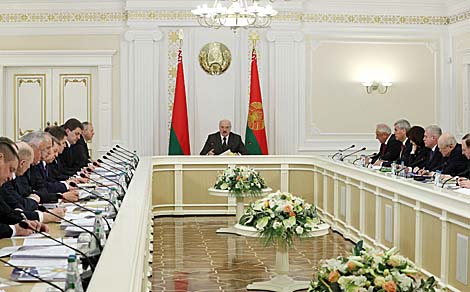 Lukashenko wants incentives for regional workforce
