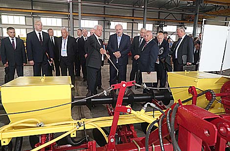 Belarus president visits private manufacturer of agricultural machines in Ivye District