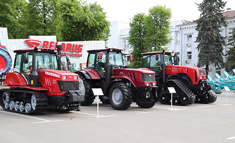 Serbian president, Hungarian prime minister visit exposition featuring Belarusian tractors