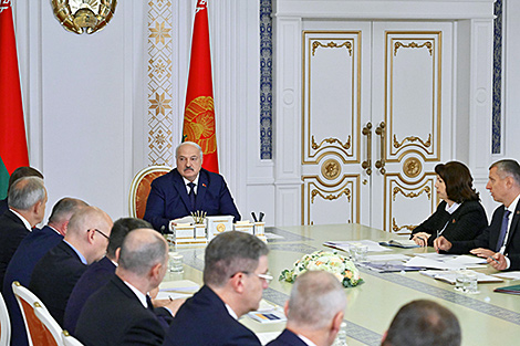 Lukashenko wants retail chains to improve operations in rural areas